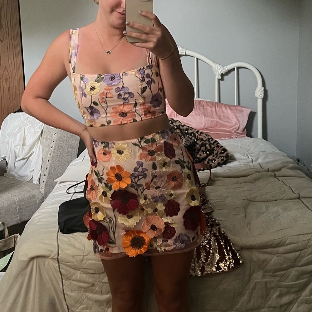 Taylor Swift flower outfit